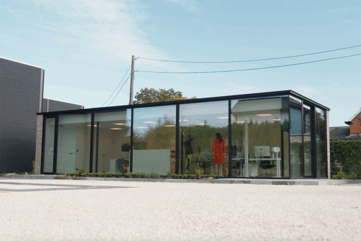 Seitliche Außenansicht eines modernen Wintergartens