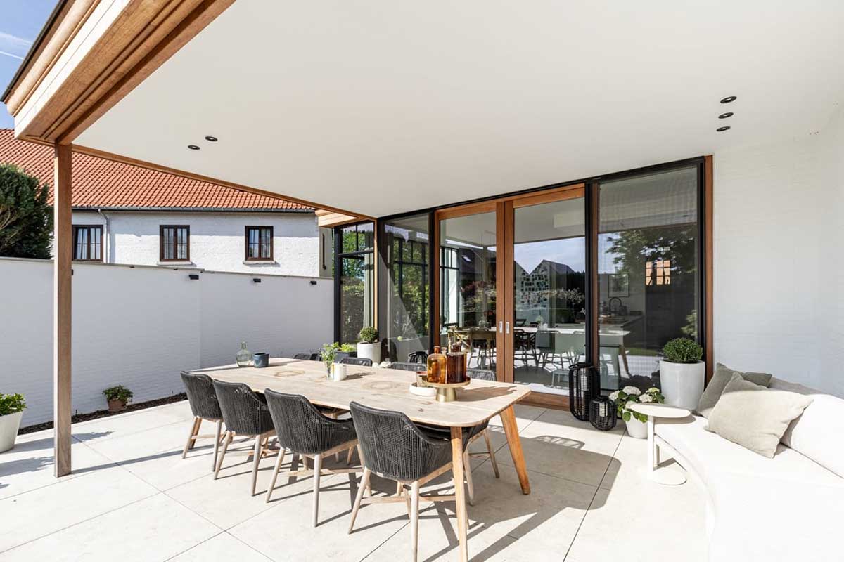 Aussenansicht eines modernen Wintergartens mit überdachter Terrasse
