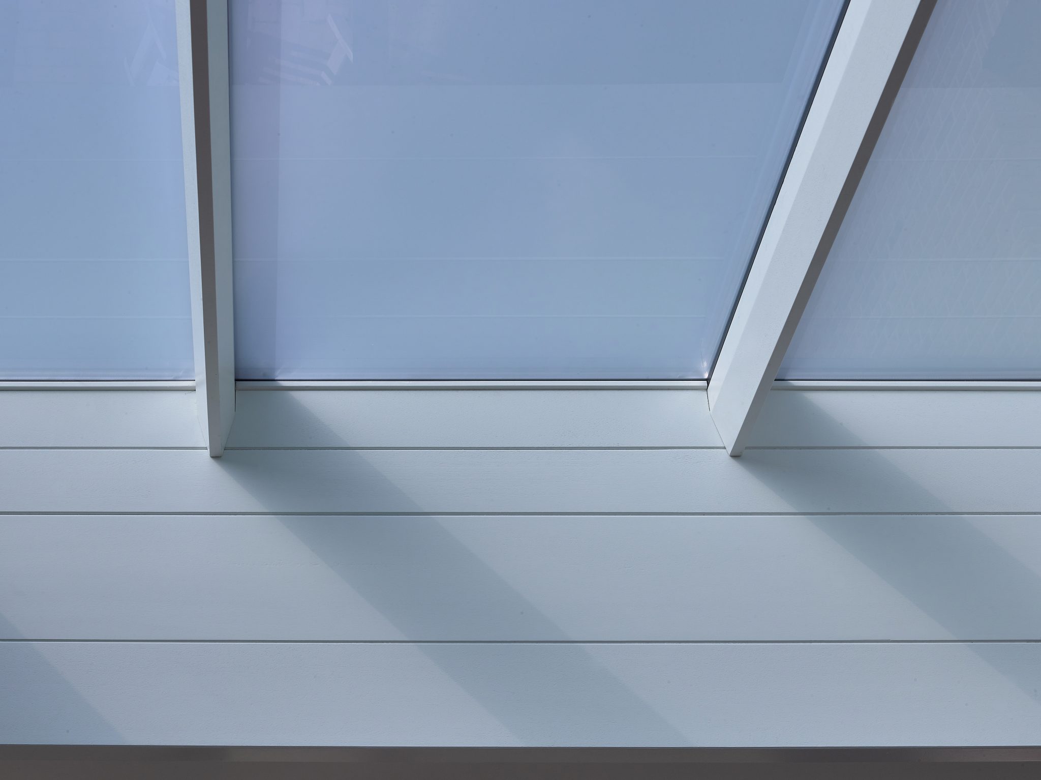 Detailaufnahme von Miniflat Flatglass Dachfenstern in einem modernen Gebäude