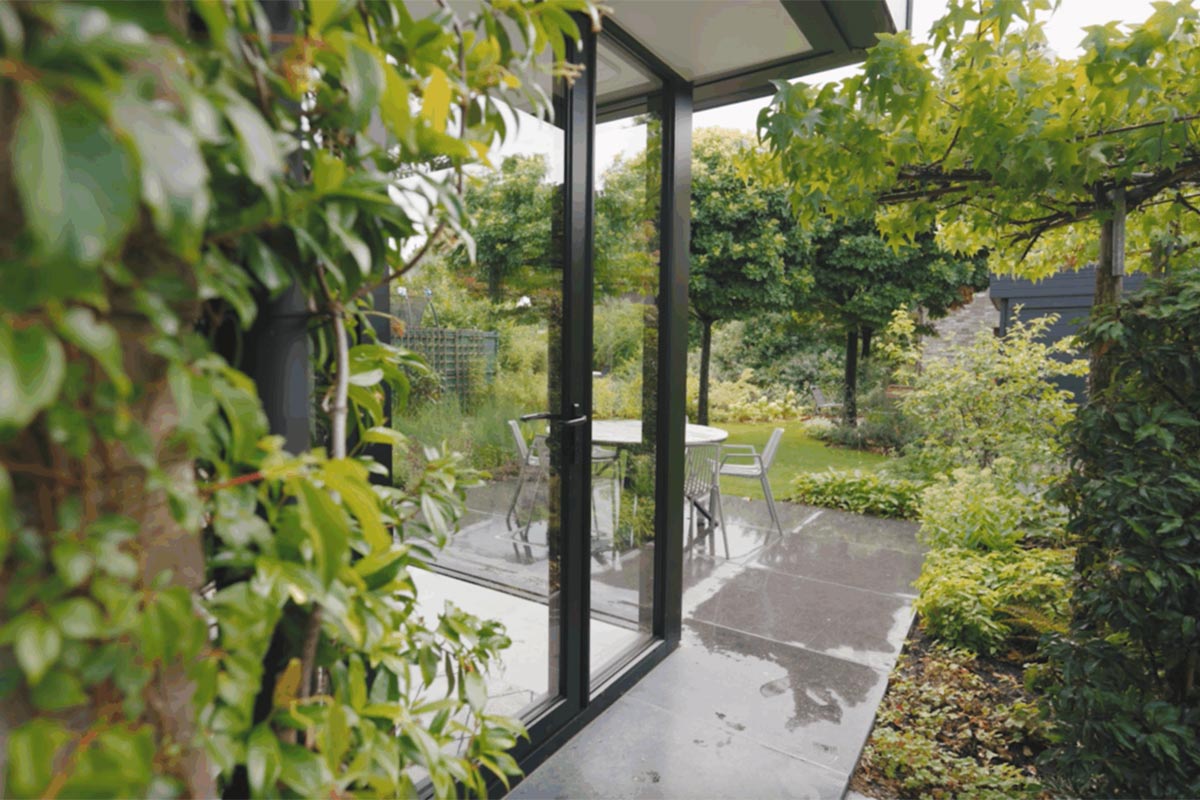 Seitenansicht eines modernen Miniflat Wintergartens