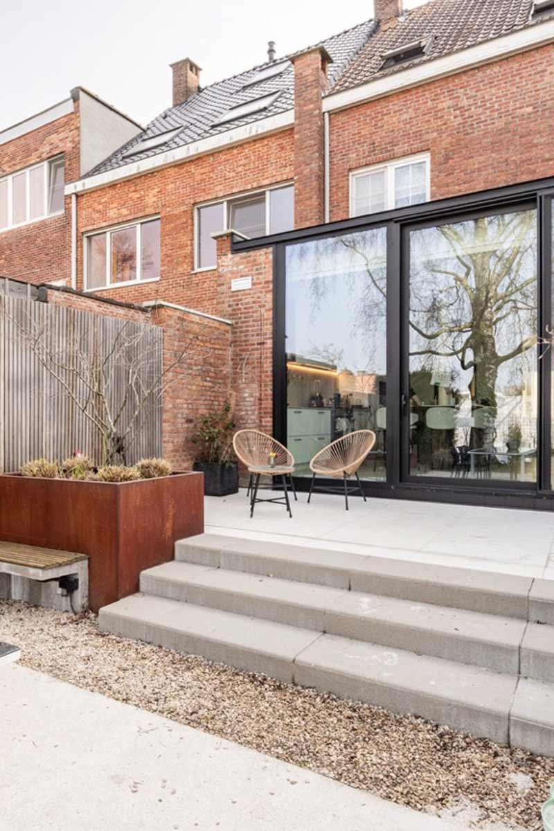 Moderner Aluminium-Anbau mit großer Fensterfront und Zugang zum Garten