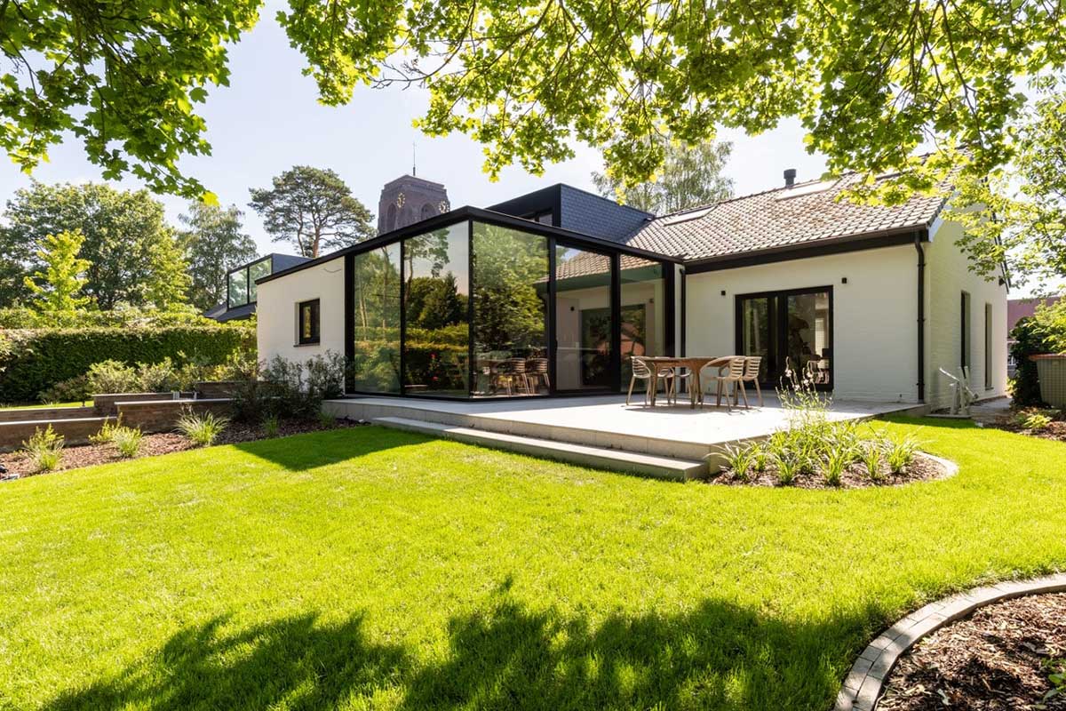 Außenansicht renovierter, moderner Wintergarten