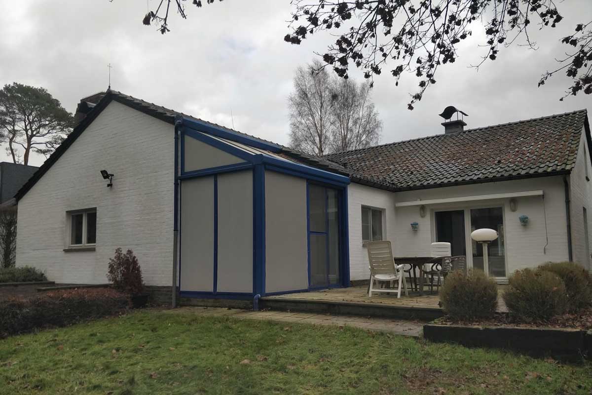 Vorher-Ansicht eines alten Wintergartens mit blauen Balken