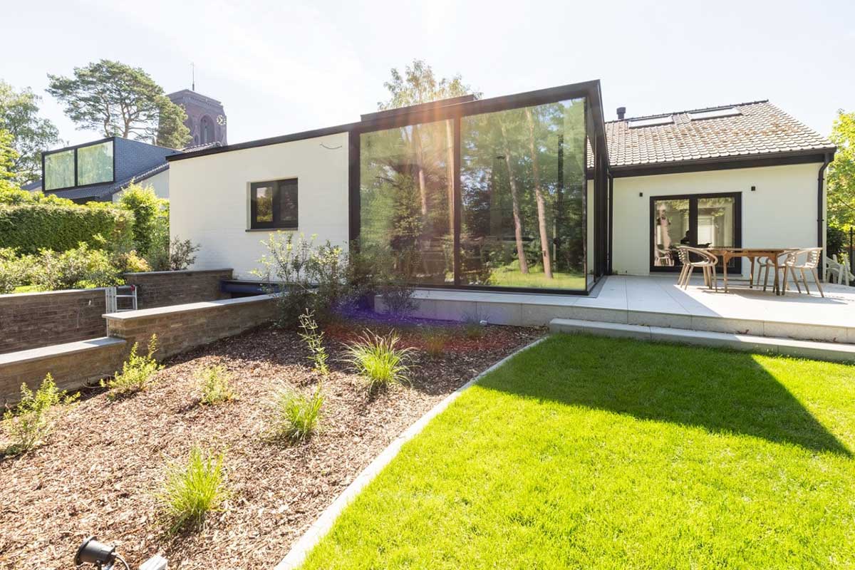 Nachher-Ansicht des renovierten, modernen Miniflat-Wintergartens