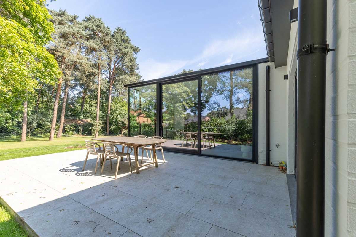 Nachher-Ansicht des renovierten, modernen Miniflat-Wintergartens
